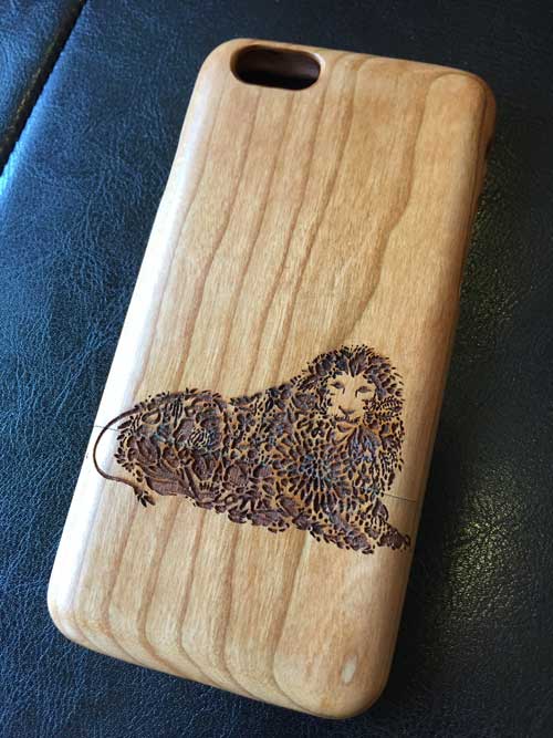 木製iPhoneケースライオン